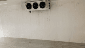 Chłodnia z wentylatorami na ścianie